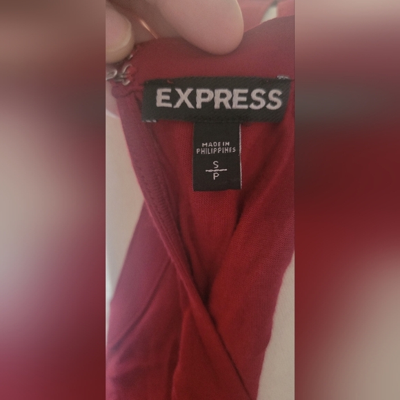 Red Sleeveless Keyhole Back Top - Picture 3 of 4